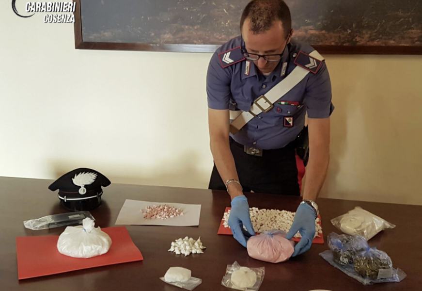 Cosenza: scoperto market della droga, 51enne spacciava anche "cocaina rosa" 51 Cocaina rosa sequestro cosenza