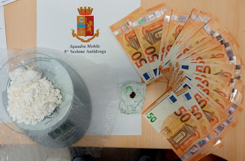 Cosenza, cocaina nascosta nel contatore della luce. Beccato e arrestato in casa 51 Cocaina soldi Cosenza droga polizia