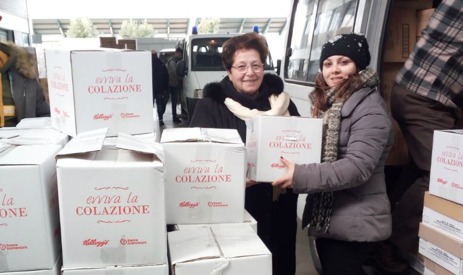 Banco Alimentare e Kellog’s insieme per offrire la colazione ai nonni calabresi 51 Consegna pacco ad anziano banco alimentare