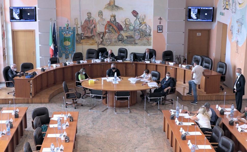Regolamento del Consiglio e commissioni consiliari permanenti. Ok alle modifiche 51 Consiglio comunale Cosenza 3