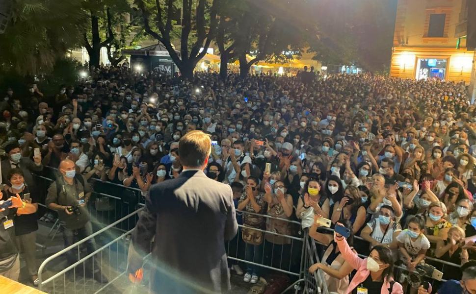 La folla per Conte a Cosenza fa insorgere il mondo della musica: "perchè noi no?" 51 Conte folla