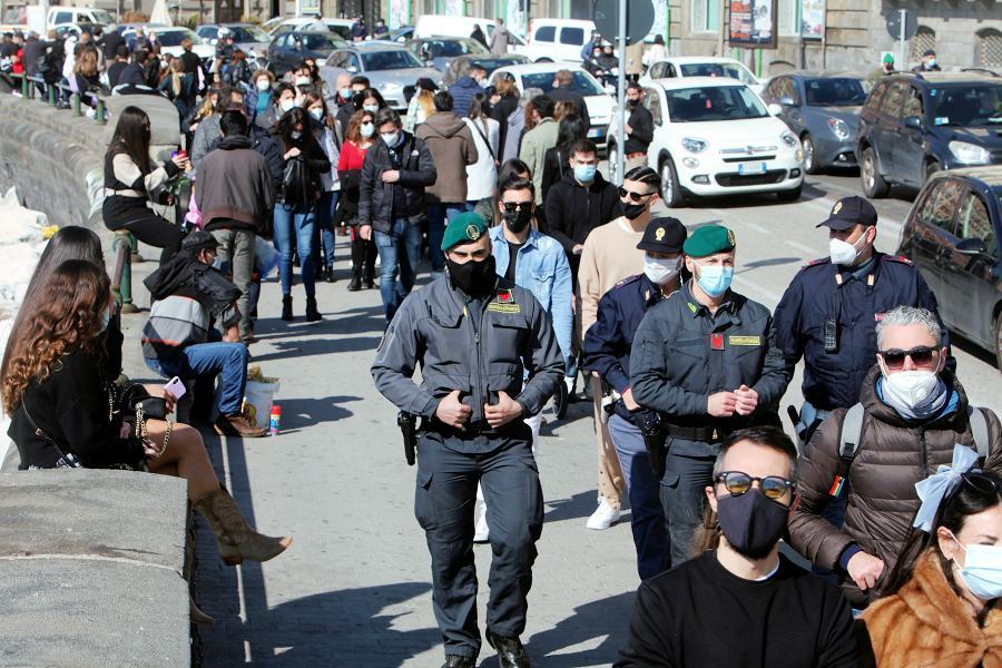 Vertice di governo per la nuova stretta. Lockdown nel week-end e coprifuoco anticipato 77 Controlli covid persone