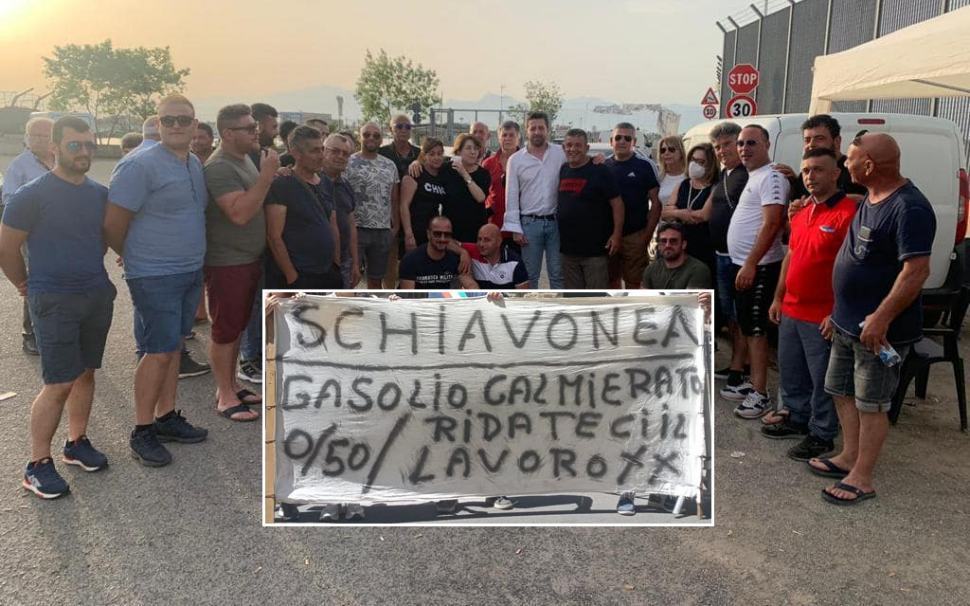 Caro gasolio, ancora in protesta i pescatori al porto di Corigliano. Imbarcazioni ferme 56 Corigliano porto 1