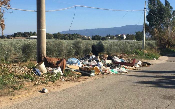 Residenti lanciano SOS: "Strade dissestate e rifiuti in tutte le aree, anche vicino le scuole" (FOTO) 51 Corigliano3