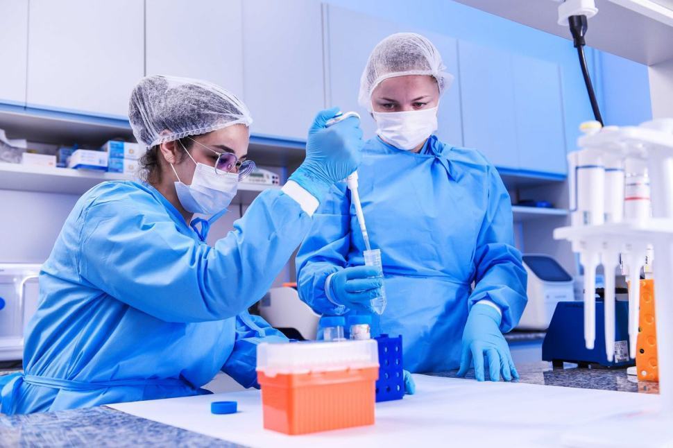 Covid, calano ancora contagi (+1.692) e ricoveri in Calabria. Ma restano alti i decessi 51 Coronavirus esami laboratorio test 1