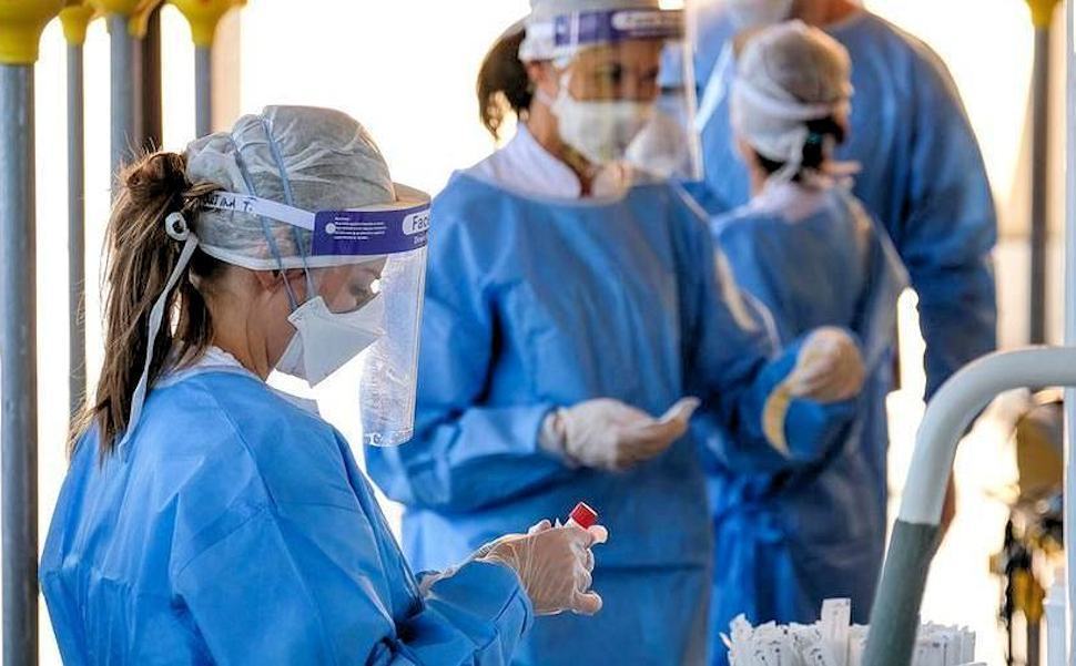 In Calabria +201 nuovi contagi. I ricoveri salgono al 14%, "allarme" da zona gialla 51 Coronavirus medici 52