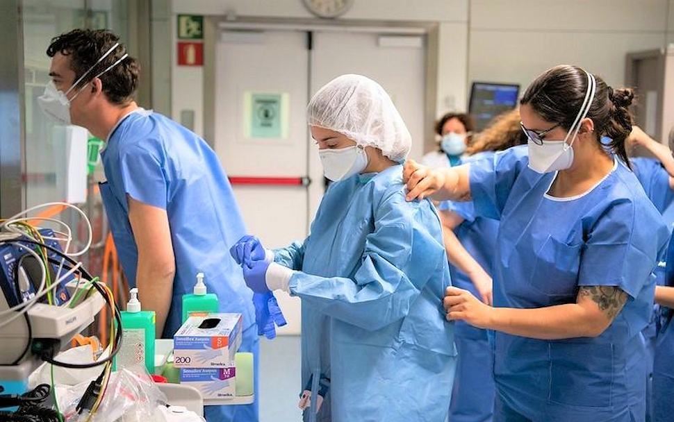 In Calabria 300 nuovi contagi. Tragico bilancio: 13 morti, 7 a Cosenza 51 Coronavirus medici1 4