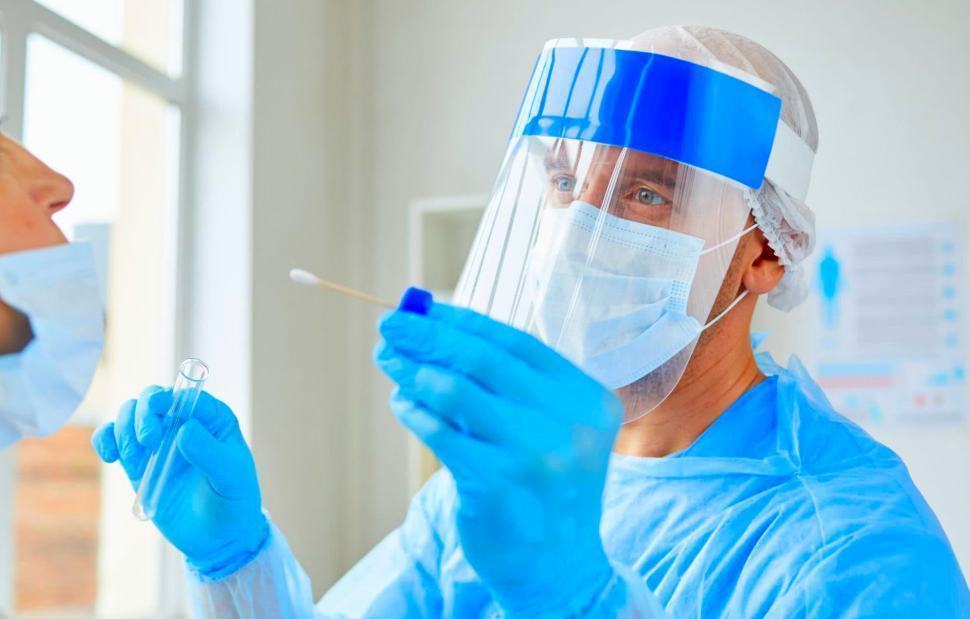 In Calabria 7 positivi su 10 sono da variante Omicron. In Italia prevalenza dell'81% 51 Coronavirus tampone 46