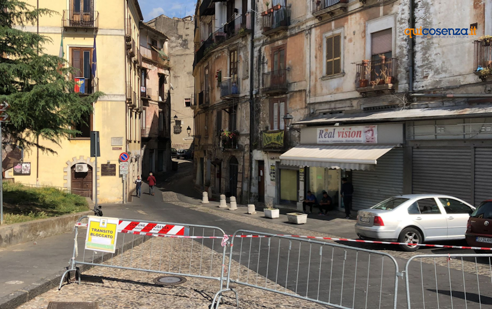 Cosenza, si staccano cornicione e grondaia. Resta interdetto un tratto di Corso Telesio 51 Corso Telesio 2
