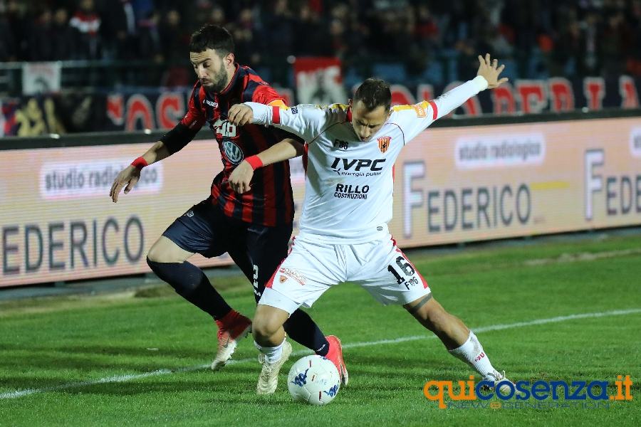 Battaglia nel "fango" del Marulla. Il Cosenza ci prova ma col Benevento finisce senza reti 80 Cosenza Benevento07 1