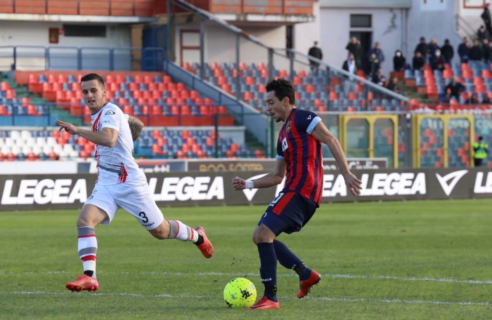 Cosenza nel baratro, vince la Cremonese. Tifosi contro Guarascio "perdente, vai via" 68 Cosenza Cremonese 2