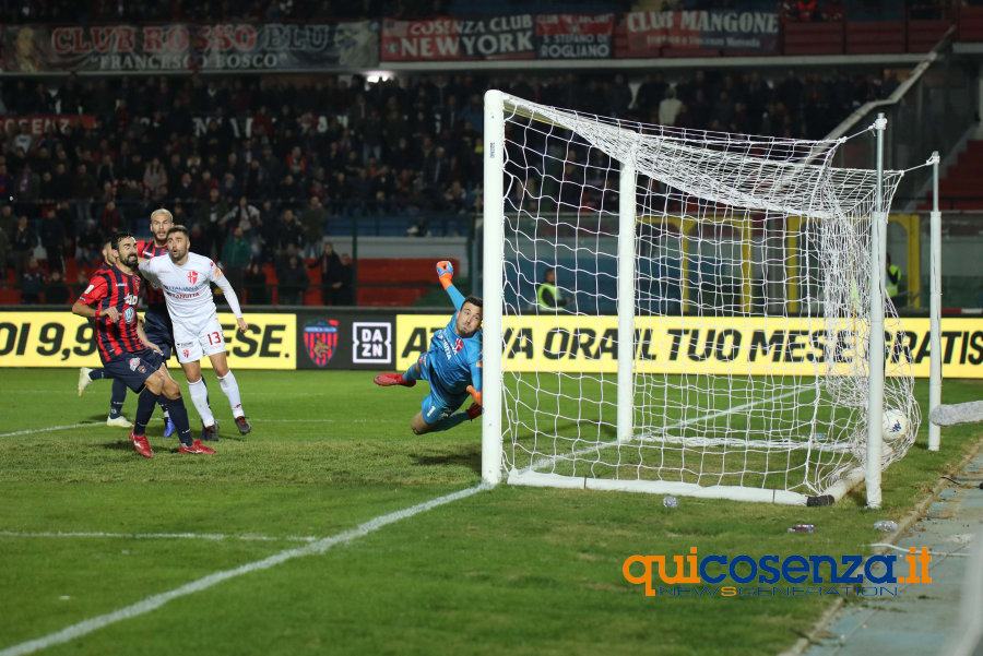 Cosenza vittoria pazzesca. L'incornata di Garritano in pieno recupero stende il Padova 77 Cosenza Padova19