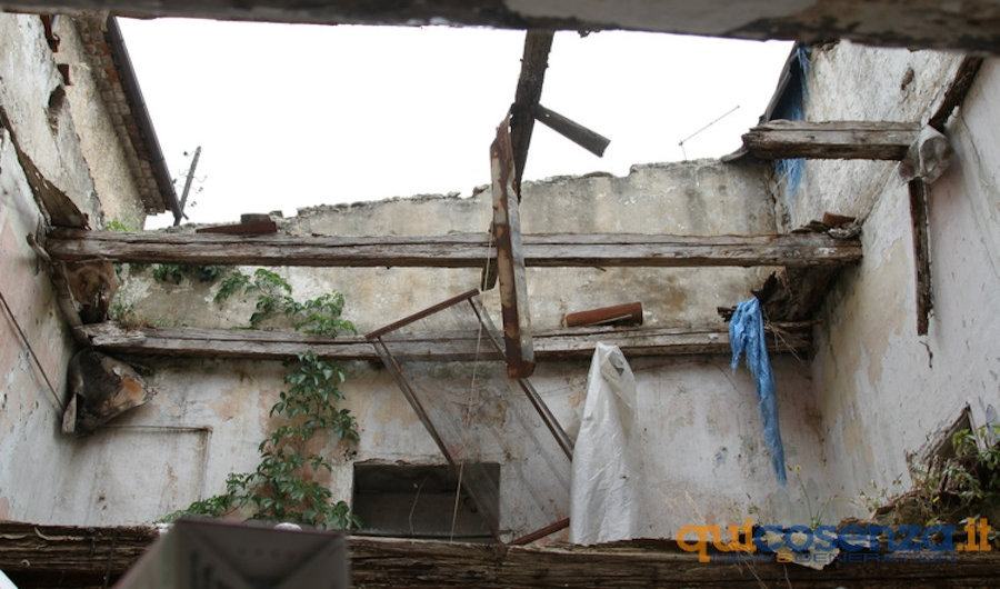 Cosenza centro storico crollo1 1