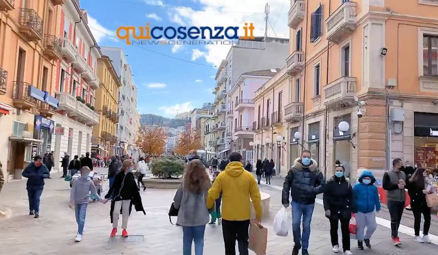 Spostamenti vietati fino al 27 marzo. In zona gialla visite ai parenti una sola vota al giorno 51 Cosenza corso mazzini shopping2 1