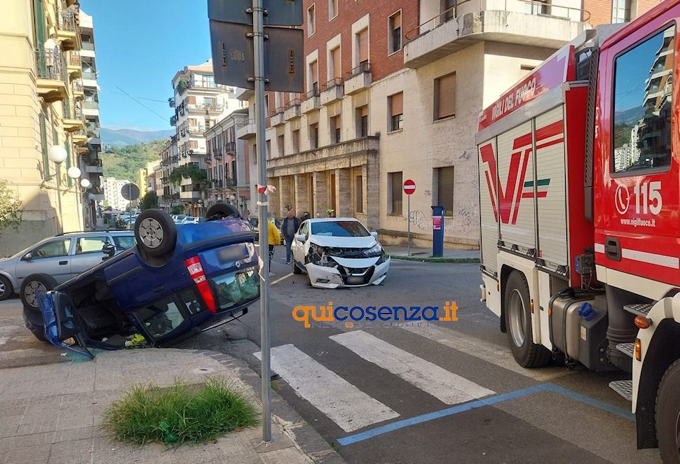 scontro tra due auto, via Isonzo