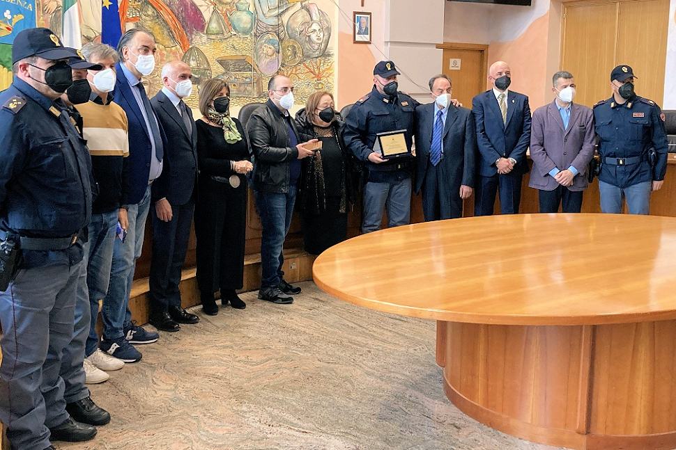 Cosenza e sicurezza del territorio. Premiati commissario, assistenti e agenti della Polizia 51 Cosenza premiazione forze dellordine1
