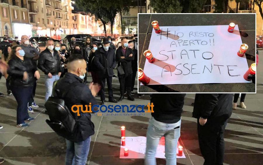 "Rispettiamo le regole e ci chiudono i locali". La protesta dei ristoratori a Cosenza 53 Cosenza protesta Ristoratori