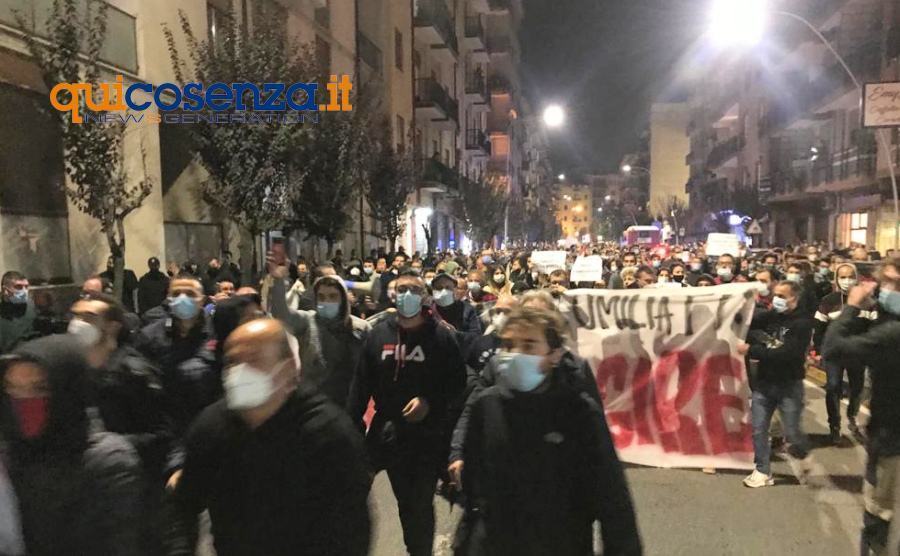 Cosenza: in corteo per chiedere 'sanità pubblica', multe per 400 mila euro 51 Cosenza protesta1