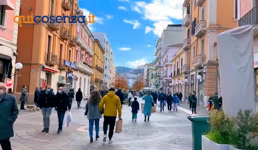 Cosenza shopping assembramenti folla 1