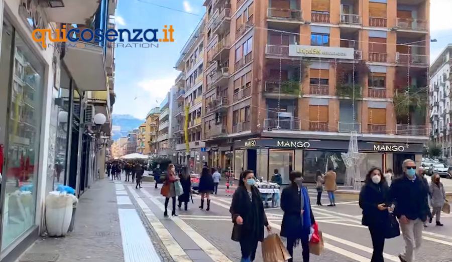 Tre giorni di zona arancione. Per teatri, cinema e palestre riaperture sono a rischio 53 Cosenza shopping