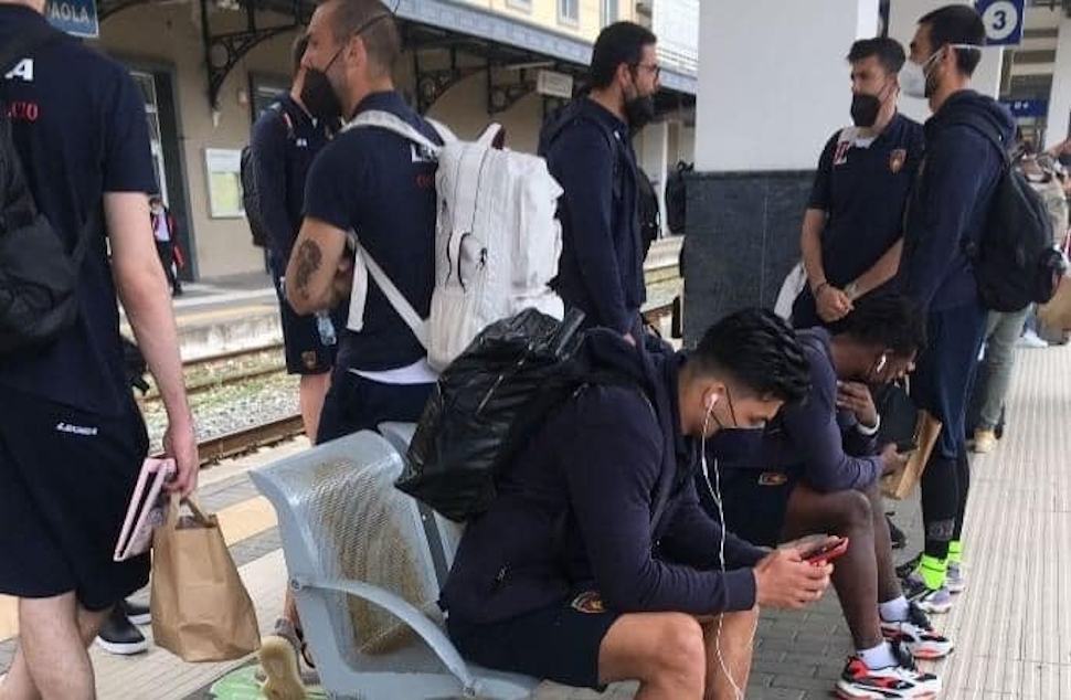 Il Cosenza a Empoli in treno. Ma rimane bloccato a Napoli per una lite col capotreno 56 Cosenza treno Paola