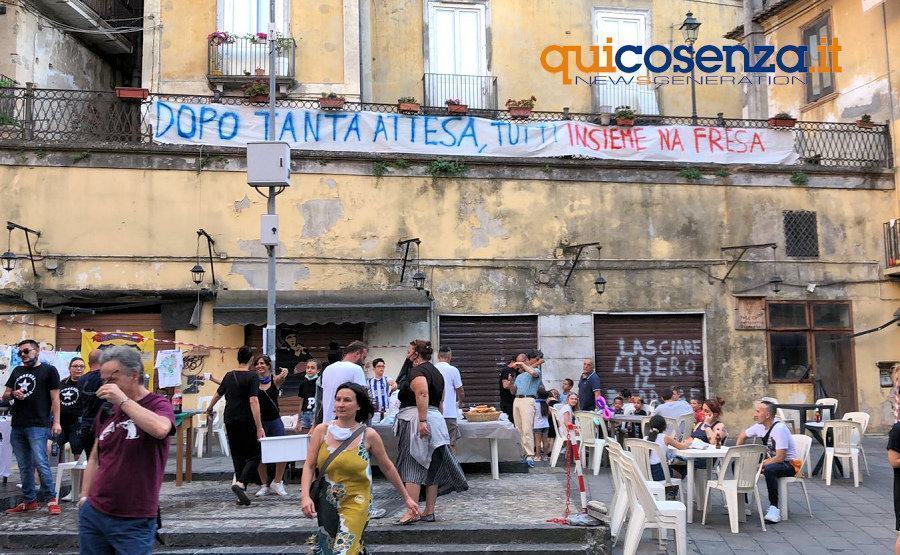 "Dopo tanta attesa, tutti insieme na fresa". Voglia di normalità a Cosenza vecchia 51 Cosenza vecchia fresina