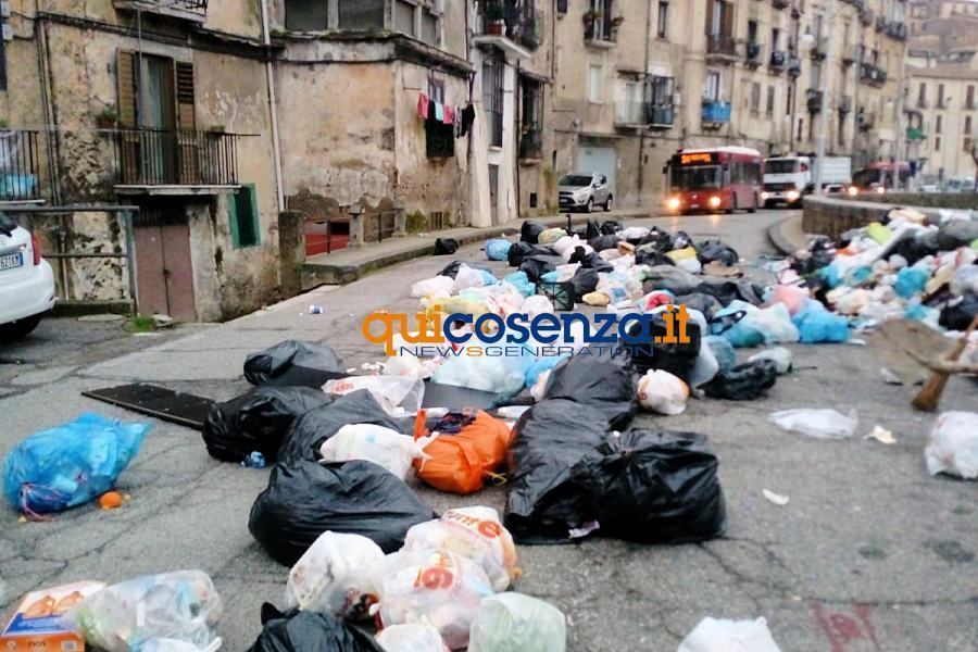 Emergenza rifiuti, ATO-CS: "senza interventi della Regione blocco totale del sistema di raccolta" 77 Cosenza vecchia protesta rifiuti 1