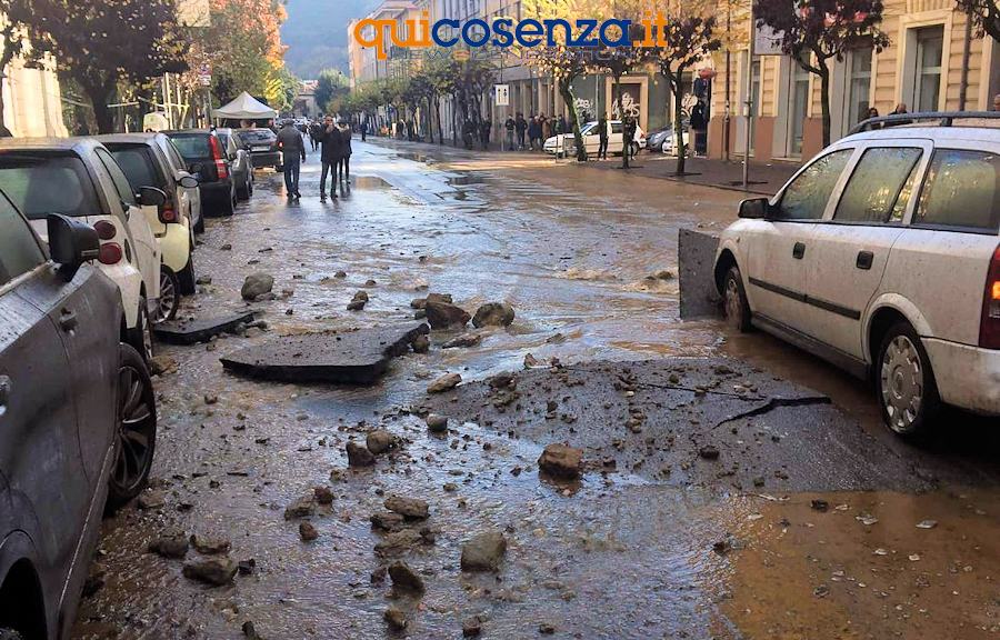 (FOTO - VIDEO) Cosenza, scoppia condotta su Corso Umberto: auto sprofonda in un cratere 71 Cosenza voragine Corso Umberto home