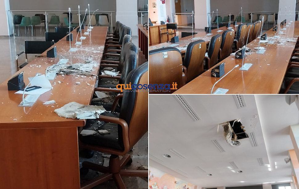 Cosenza, crolla parte del soffitto della sala consiliare: «per fortuna era vuota» 51 Crolla soffitto Palazzo dei bruzi Cosenza