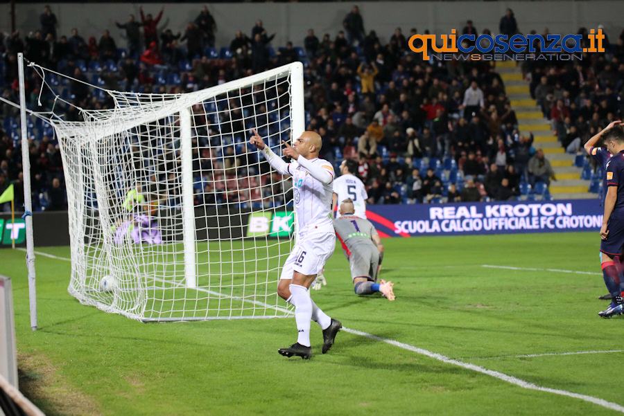 E' Idda l'uomo derby. Il Cosenza sbanca Crotone e manda in delirio 2.000 tifosi rossoblu 62 Cros Cos20