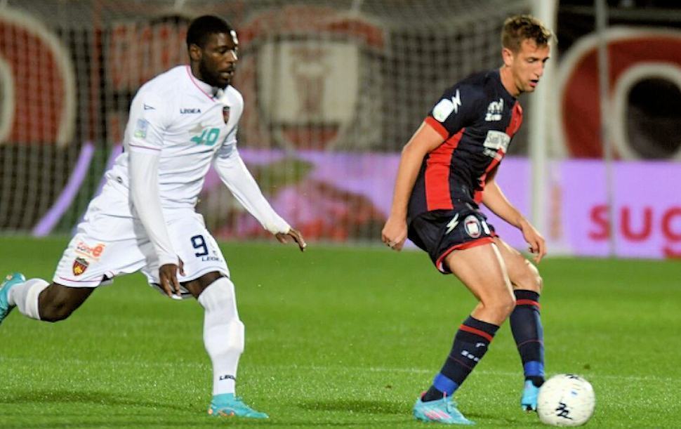 Per il Cosenza solo rimpianti. Crotone pari al 92' in un derby pazzo che finisce 3 a 3 77 Crotone Cosenza ok