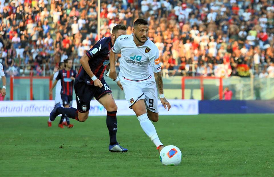 Il palo e super Cordaz fermano un ottimo Cosenza. Finisce in parità un derby bello e combattuto 68 Crotone Cosenza1