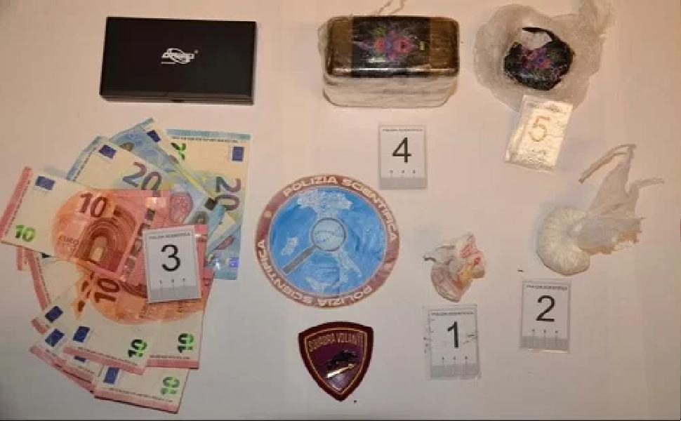 Sorpreso dai poliziotti mentre getta cocaina e hascisc dalla finestra, arrestato 51 DROGA CATANZARO 1