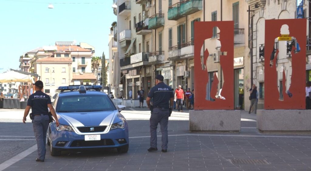 Agli arresti domiciliari passeggiava nel centro di Cosenza, bloccato con lo spray al peperoncino 1 DSC 0550 1