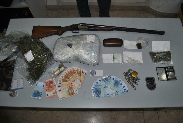 Cosenza, arrestato 20enne pregiudicato. Aveva droga ed esplosivo in casa nel centro storico 74 DSC 4706