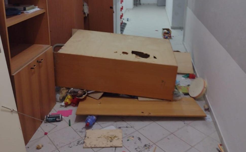 Corigliano: appiccano fuoco alla scuola, arrestato 19enne e denunciato 17enne 51 Danneggiamento scuola corigliano