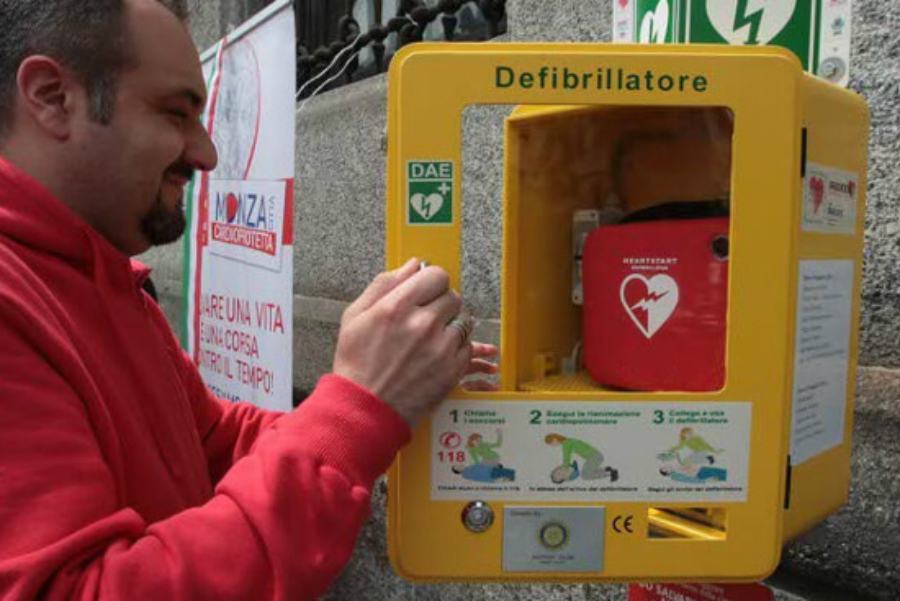 Trebisacce, il Comune acquista sei defibrilatori per la sicurezza dei cittadini 51 Defibrillatore 3