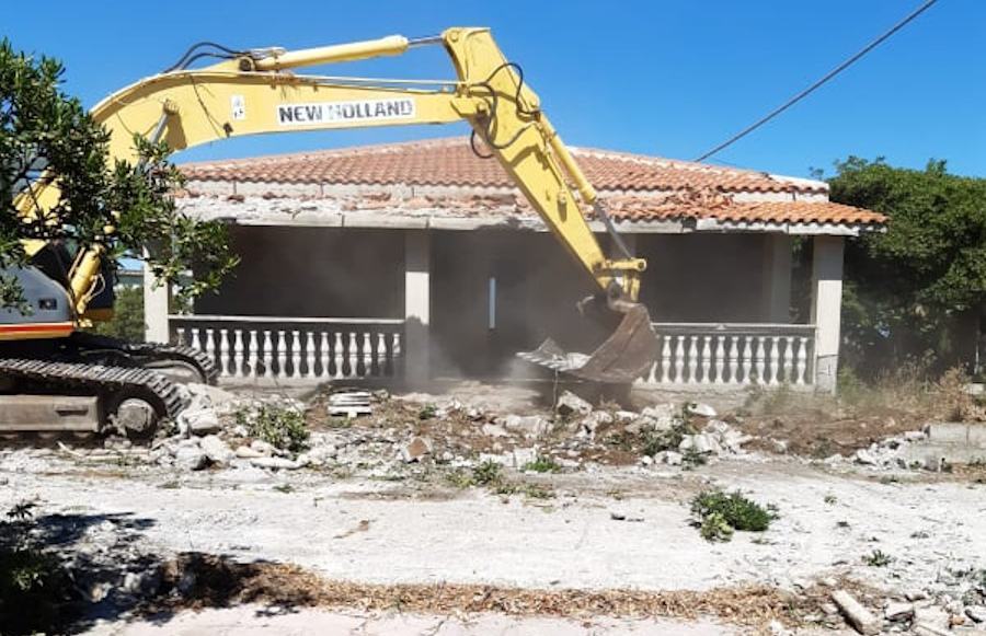 Capocolonna, ruspe in azione per demolire le ville abusive dei Grande Aracri 51 Demolizione Capo Colonna