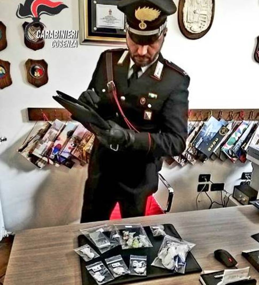 Cosenza, parrucchiere a domicilio ma con la droga nello zaino 51 Diapositiva2 1