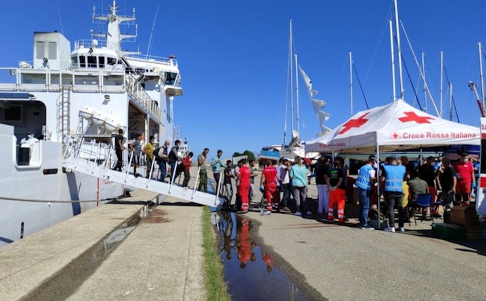 Diciotti sbarco migranti Crotone 1