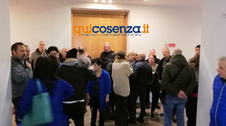 Cosenza: tensioni al Comune, dipendenti in assemblea. A rischio lo stipendio di dicembre 51 Dipendenti comune cosenza sciopero2