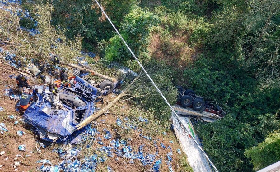 Mezzo pesante esce di strada e precipita in una scarpata. Morto il conducente 51 Dirupo Vittima2