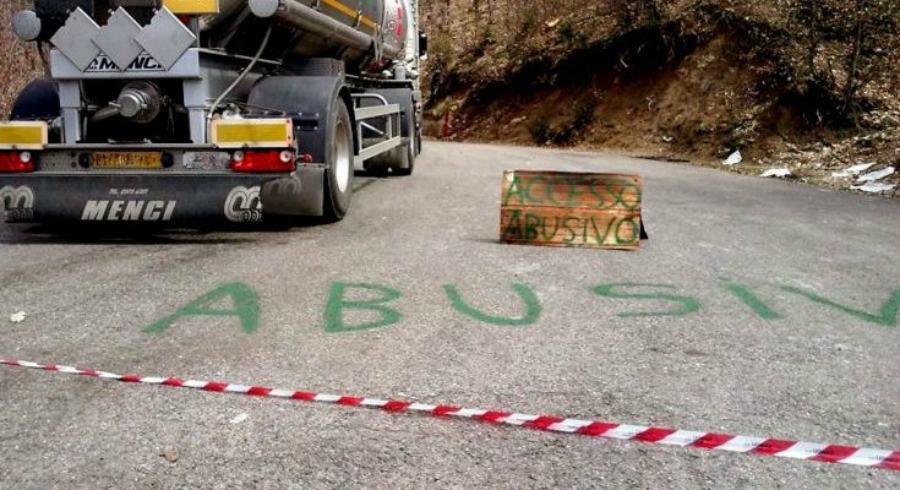 Discarica Celico, CAP: "riprese le lavorazioni della Mi.Ga... e anche la puzza" 53 Discarica celico accesso camion