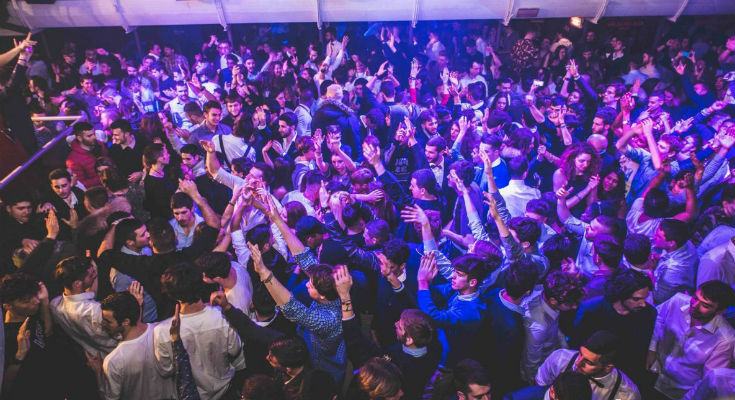 Troppa gente in discoteca, lancio di bottiglie contro la polizia 51 Discoteca 0