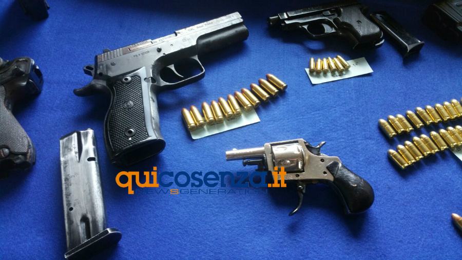 Divise armi sequestro cosenza 012