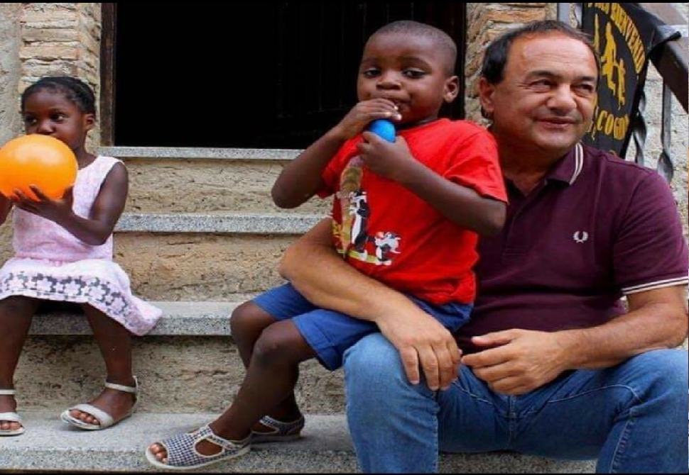 Caso Lucano, a Riace pochi i migranti rimasti. Alcuni in lacrime 51 Domenico Lucano con i migranti 2 1