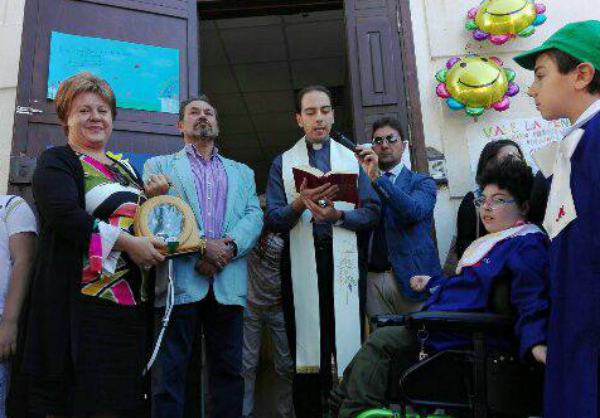 FOTONOTIZIA - Associazione "Anche noi siamo utili" dona un defibrillatore alla scuola di via Milelli 55 Donato defibrillatore associazione