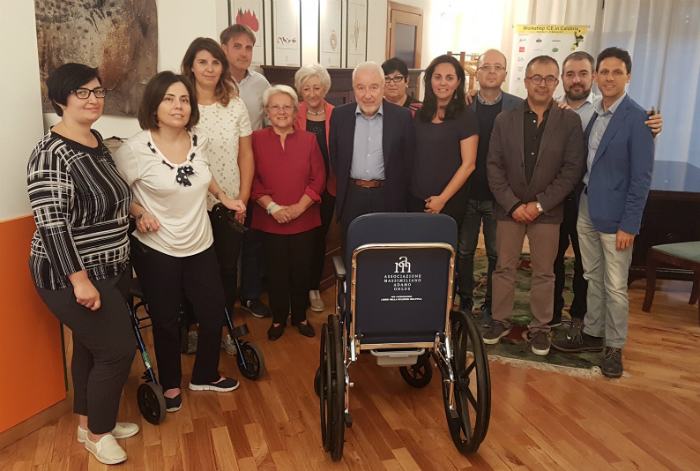FOTONOTIZIA - Donata sedia a rotelle per supportare persone affette da sclerosi multipla 55 Donazione carrozzina associati della Adamo e Liberi nella sclerosi