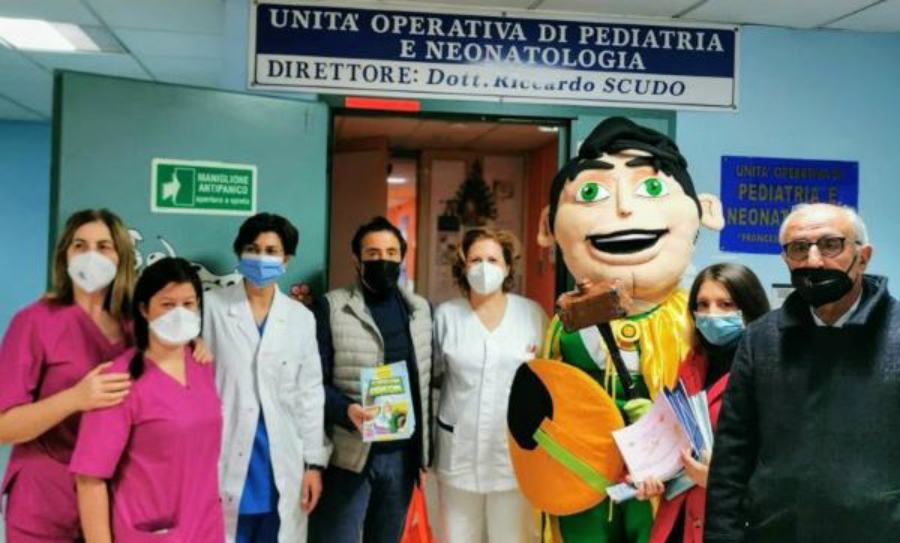 Castrovillari: libri, fumetti e matite colorate donate al reparto di pediatria 53 Donazioni pediatria castrovillari 02