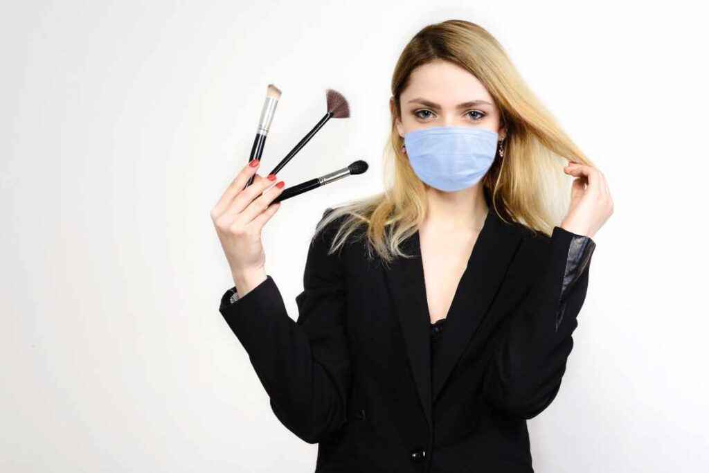 Make-up con la mascherina, ecco come truccarsi 3 Donna con mascherina